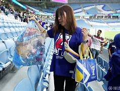“球迷的力量：社交平台如何影响球员决策？”