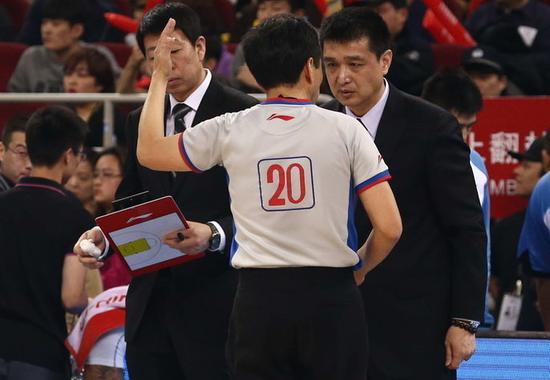 华体会app下载入口-CBA裁判争议：职业化还需多久？
