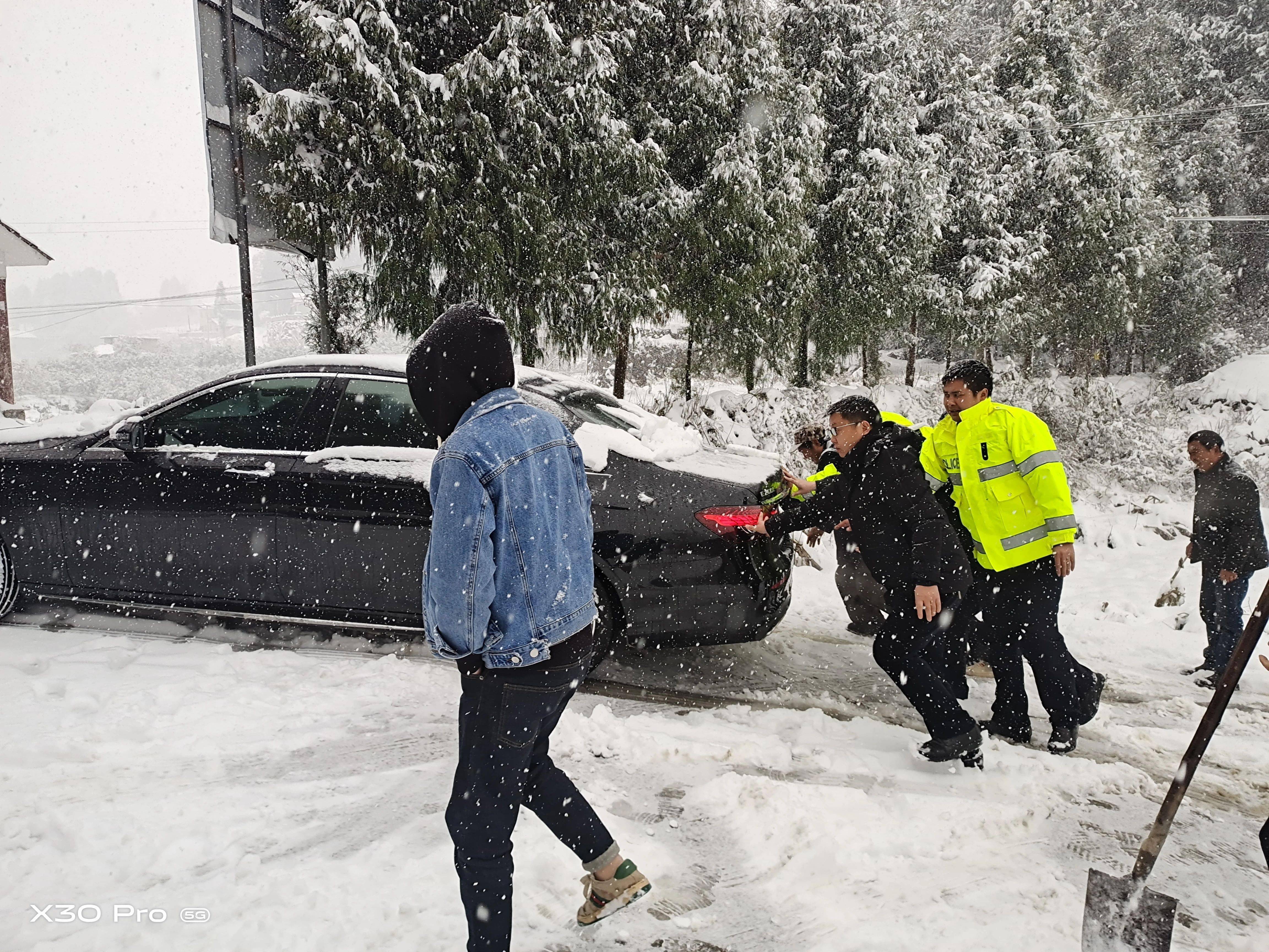 华体会app官网-关于足球与天气：雪战、暴雨中的经典比赛的信息