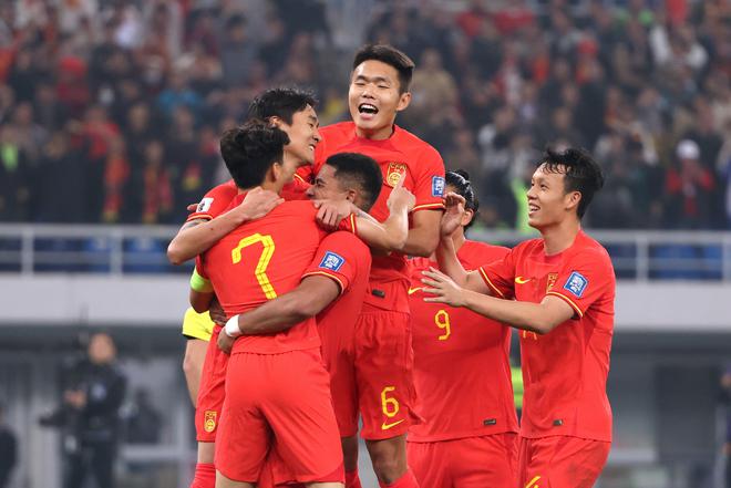 关于国家队主教练vs俱乐部教练：哪个更难？的信息